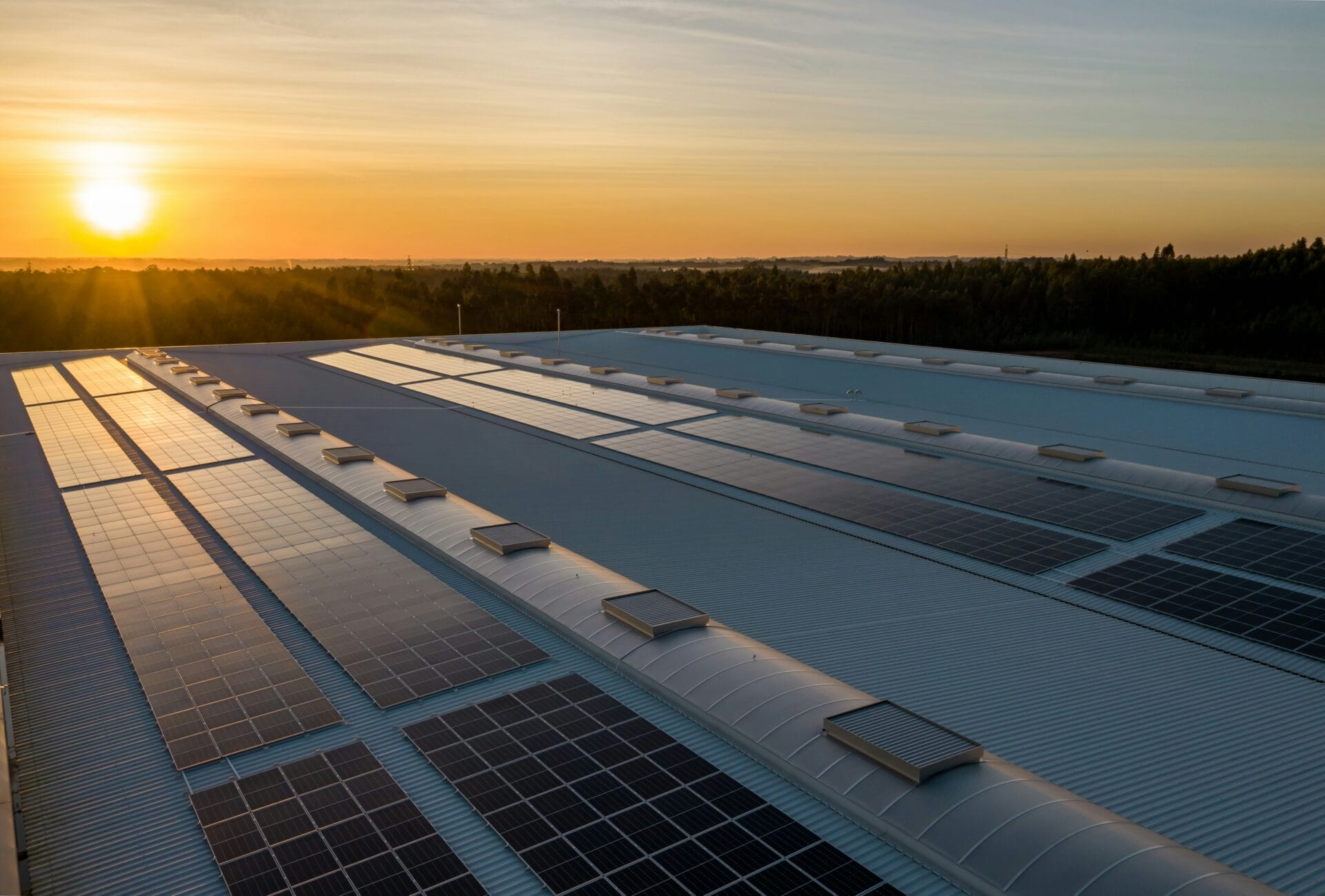 20240829_sfeerbeeld_zonnepanelen_grote_installatie